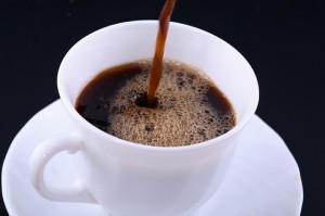 coffee-break-sirviendo-cafe-stream-negro-antecedentes_397584